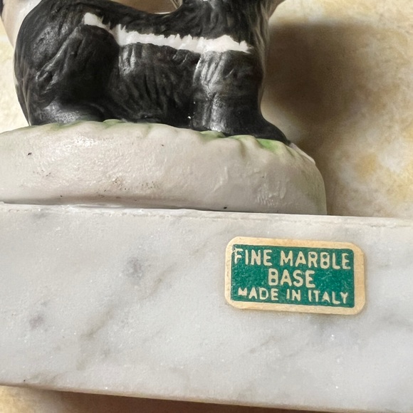 Adorable Little Skunk on Italian Fine Marble Base - Picture 3 of 5